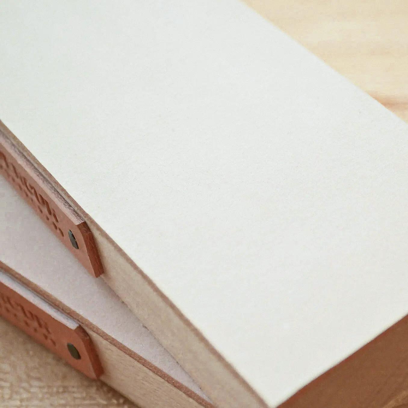 Asentador de cuero Quercur Leathercraft - Young Wild Hunters