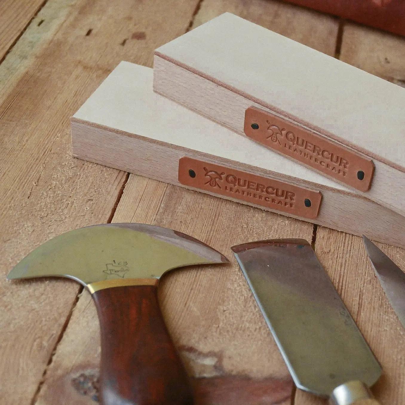 Asentador de cuero Quercur Leathercraft - Young Wild Hunters