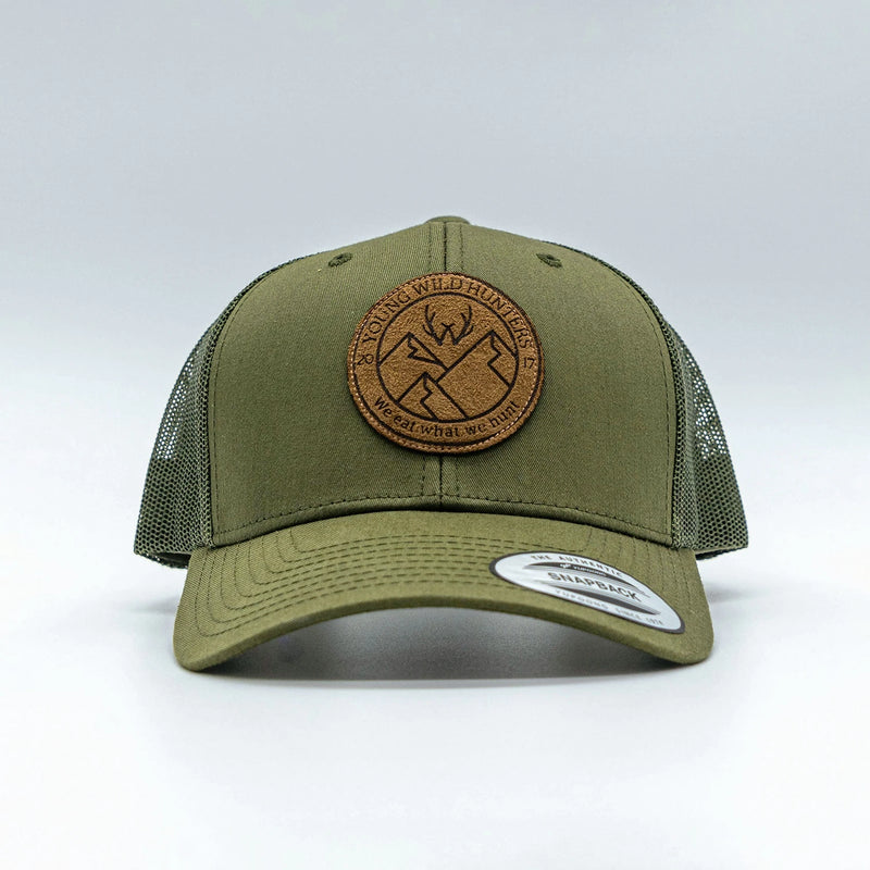 Gorra de caza verde con parche de cuero grabado