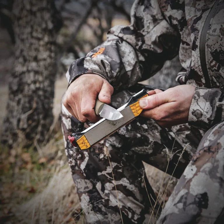 Afilador para cuchillos de caza en el campo