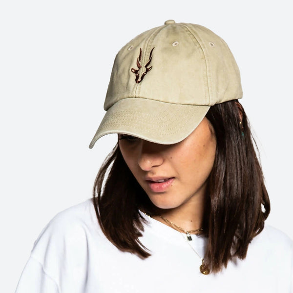 gorra para mujer color arena con logo bordado
